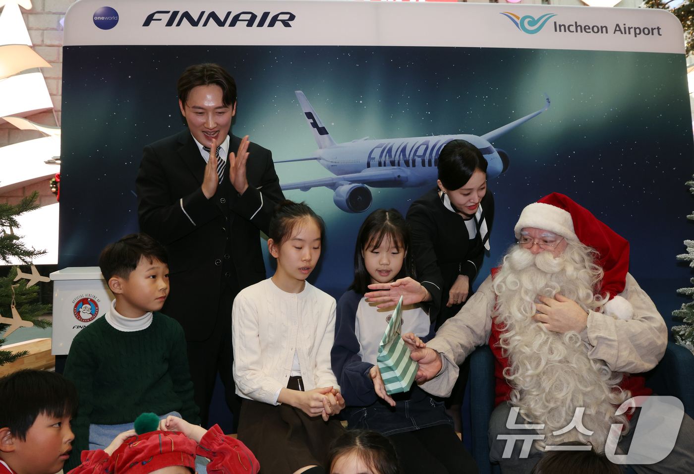 (인천=뉴스1) 김명섭 기자 = 크리스마스 시즌을 맞아 핀라드 공식 산타클로스가 11일 핀에어를 타고 인천공항으로 입국해  아이들과 즐거운 시간을 보내고 있다.핀에어는 1983년 …