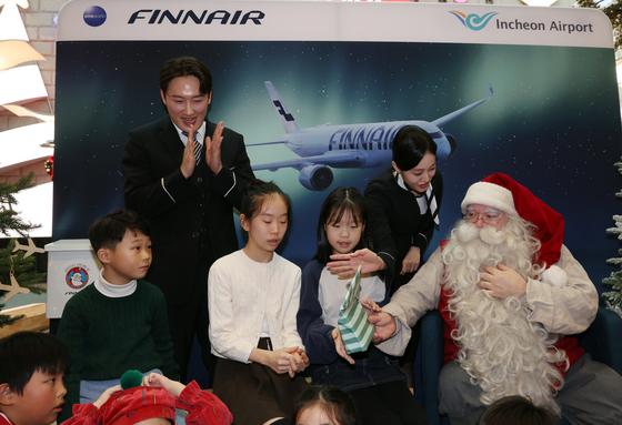 산타클로스 방한…핀에어 타고 인천공항 첫 일정 시작