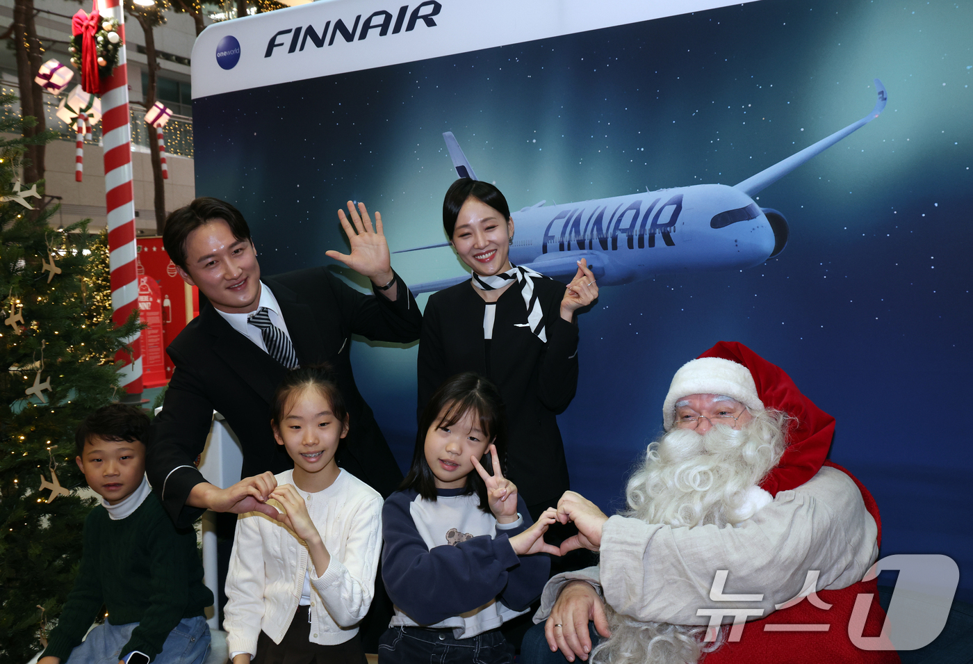 (인천=뉴스1) 김명섭 기자 = 크리스마스 시즌을 맞아 핀라드 공식 산타클로스가 11일 핀에어를 타고 인천공항으로 입국해  아이들과 즐거운 시간을 보내고 있다.핀에어는 1983년 …