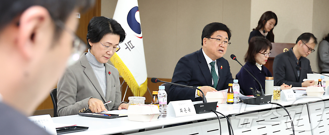 (세종=뉴스1) 김기남 기자 = 최교진 교육부 장관이 11일 세종시 정부세종청사 교육부에서 열린 국가균형성장을 위한 지방대학 육성 추진단 1차 회의를 주재하며 인사말을 하고 있다. …