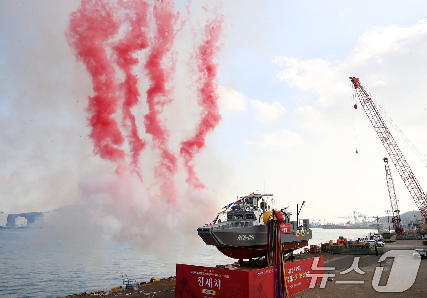 (부산=뉴스1) 윤일지 기자 = 11일 부산 사하구 강남조선소에서 해병대 고속전투주정 선도함 '청새치'(HCB-001) 진수식이 열리고 있다.해병대에 최초로 도입되는 고속전투주정 …