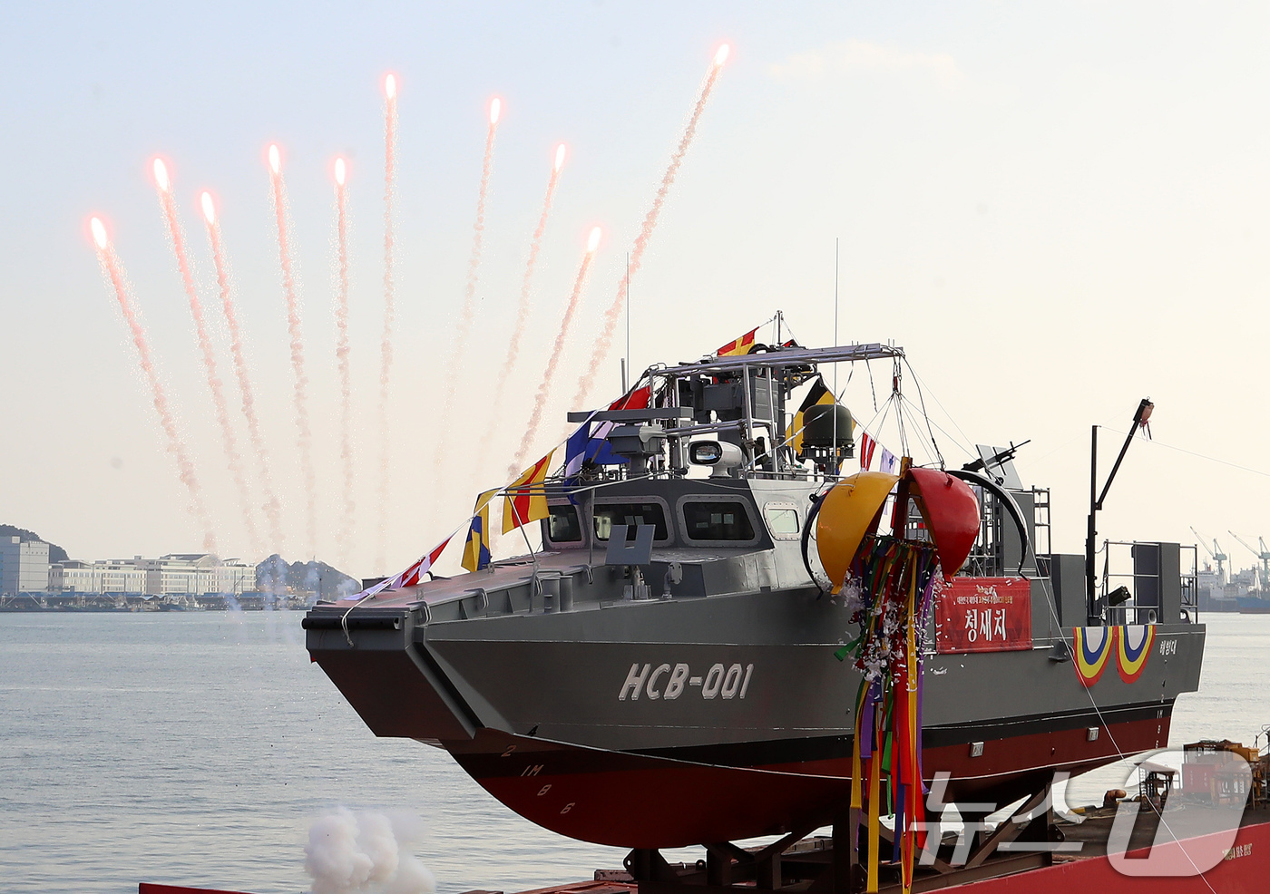 (부산=뉴스1) 윤일지 기자 = 11일 부산 사하구 강남조선소에서 해병대 고속전투주정 선도함 '청새치'(HCB-001) 진수식이 열리고 있다.해병대에 최초로 도입되는 고속전투주정 …
