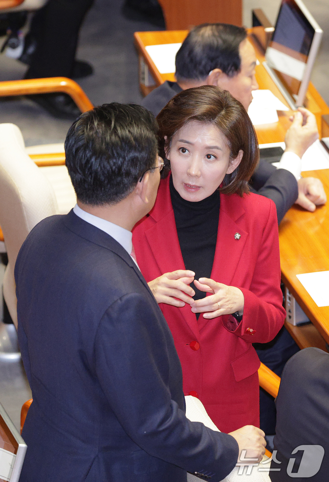 (서울=뉴스1) 신웅수 기자 = 나경원 국민의힘 의원과 유상범 원내수석이 11일 서울 여의도 국회에서 열린 제430회국회(임시회) 제1차 본회의에서 대화하고 있다. 2025.12. …