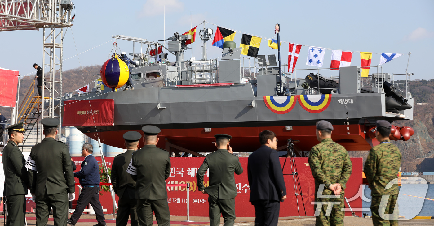 (부산=뉴스1) 윤일지 기자 = 11일 부산 사하구 강남조선소에서 해병대 고속전투주정 선도함 '청새치'(HCB-001) 진수식이 열렸다. 사진은 '청새치' 모습.해병대에 최초로 도 …