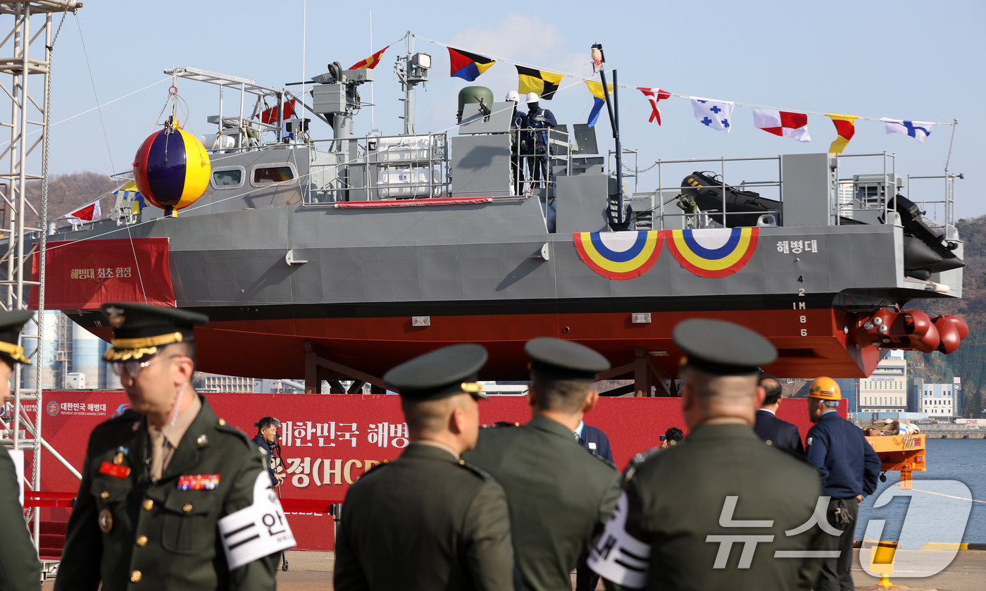 (부산=뉴스1) 윤일지 기자 = 11일 부산 사하구 강남조선소에서 해병대 고속전투주정 선도함 '청새치'(HCB-001) 진수식이 열렸다. 사진은 '청새치' 모습.해병대에 최초로 도 …