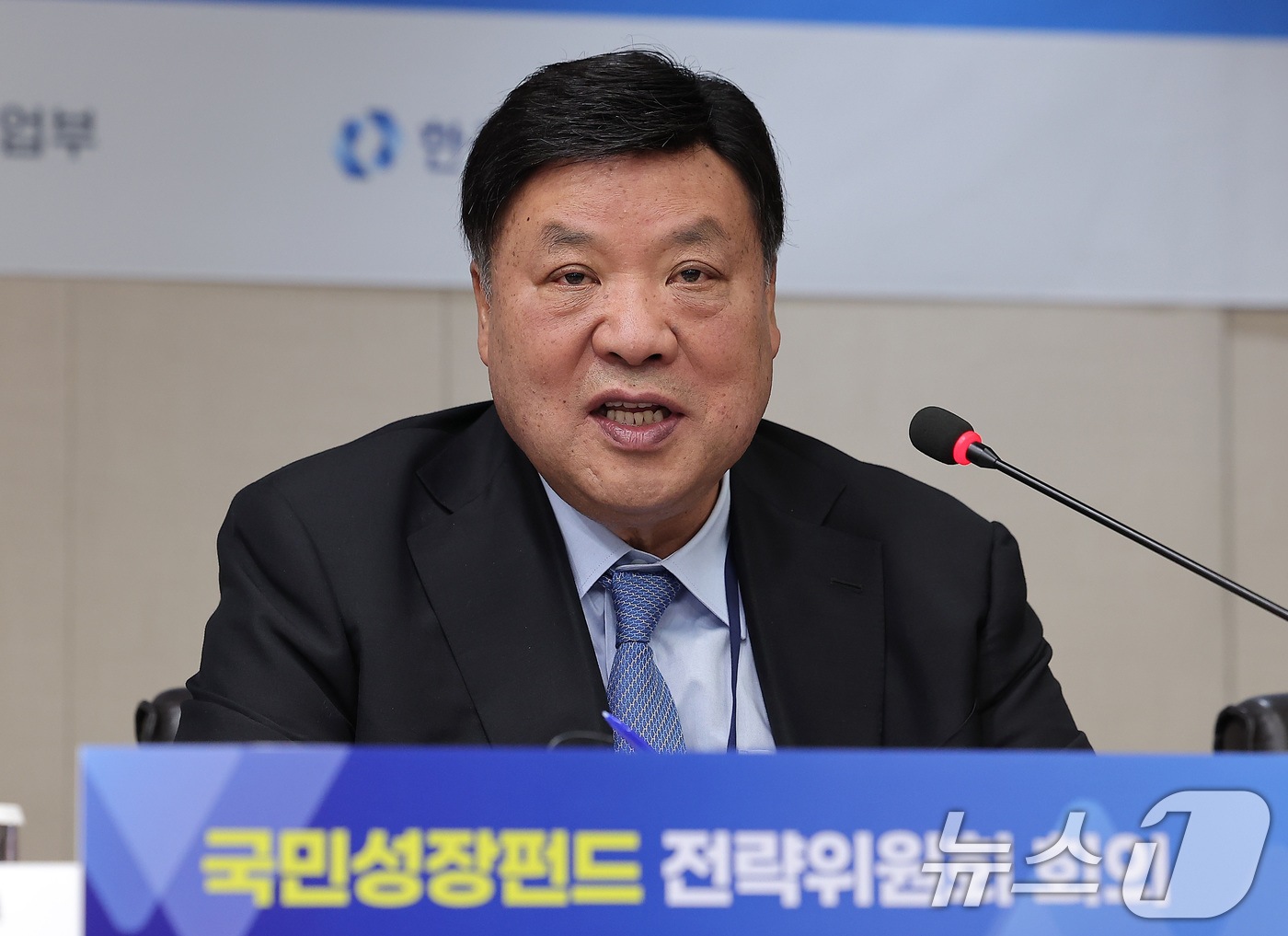 (서울=뉴스1) 김성진 기자 = 서정진 셀트리온그룹 회장이 11일 서울 여의도 산업은행 본점에서 열린 국민성장펀드 전략위원회 회의에서 모두발언을 하고 있다. 2025.12.11/뉴 …