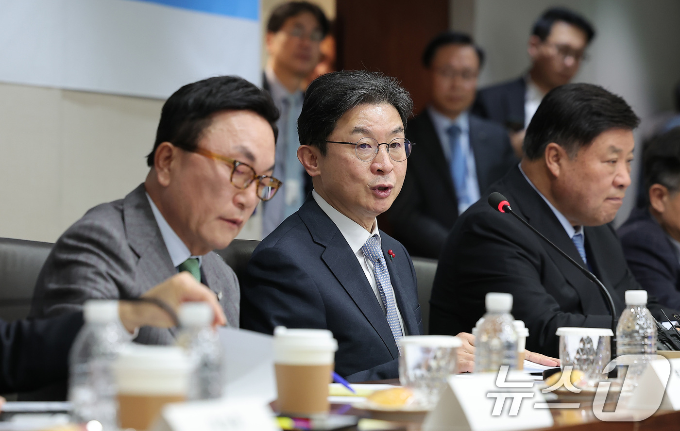 (서울=뉴스1) 김성진 기자 = 이억원 금융위원장(가운데)이 11일 서울 여의도 산업은행 본점에서 열린 국민성장펀드 전략위원회 회의에서 모두발언을 하고 있다. 2025.12.11/ …