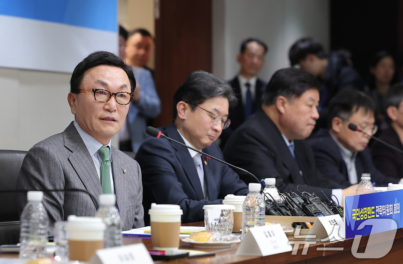 (서울=뉴스1) 김성진 기자 = 박현주 미래에셋 회장이 11일 서울 여의도 산업은행 본점에서 열린 국민성장펀드 전략위원회 회의에서 모두발언을 하고 있다. 2025.12.11/뉴스1 …