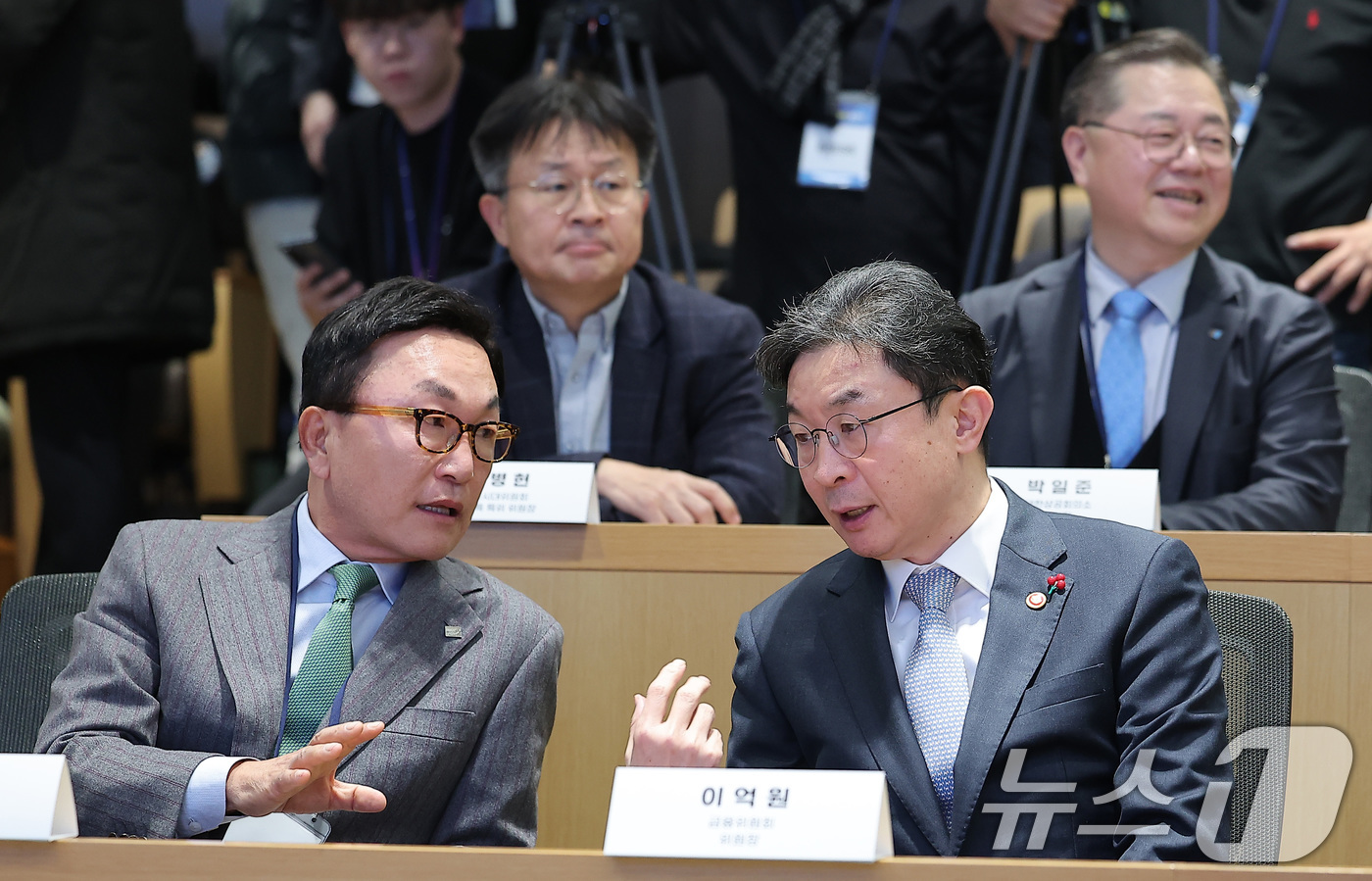 (서울=뉴스1) 김성진 기자 = 이억원 금융위원장(오른쪽)과 박현주 미래에셋 회장이 11일 서울 여의도 산업은행 본점에서 열린 국민성장펀드 출범식에서 대화하고 있다. 2025.12 …
