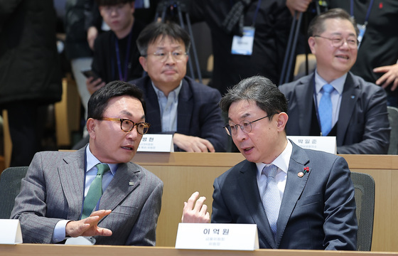 대화하는 이억원 금융위원장·박현주 미래에셋 회장