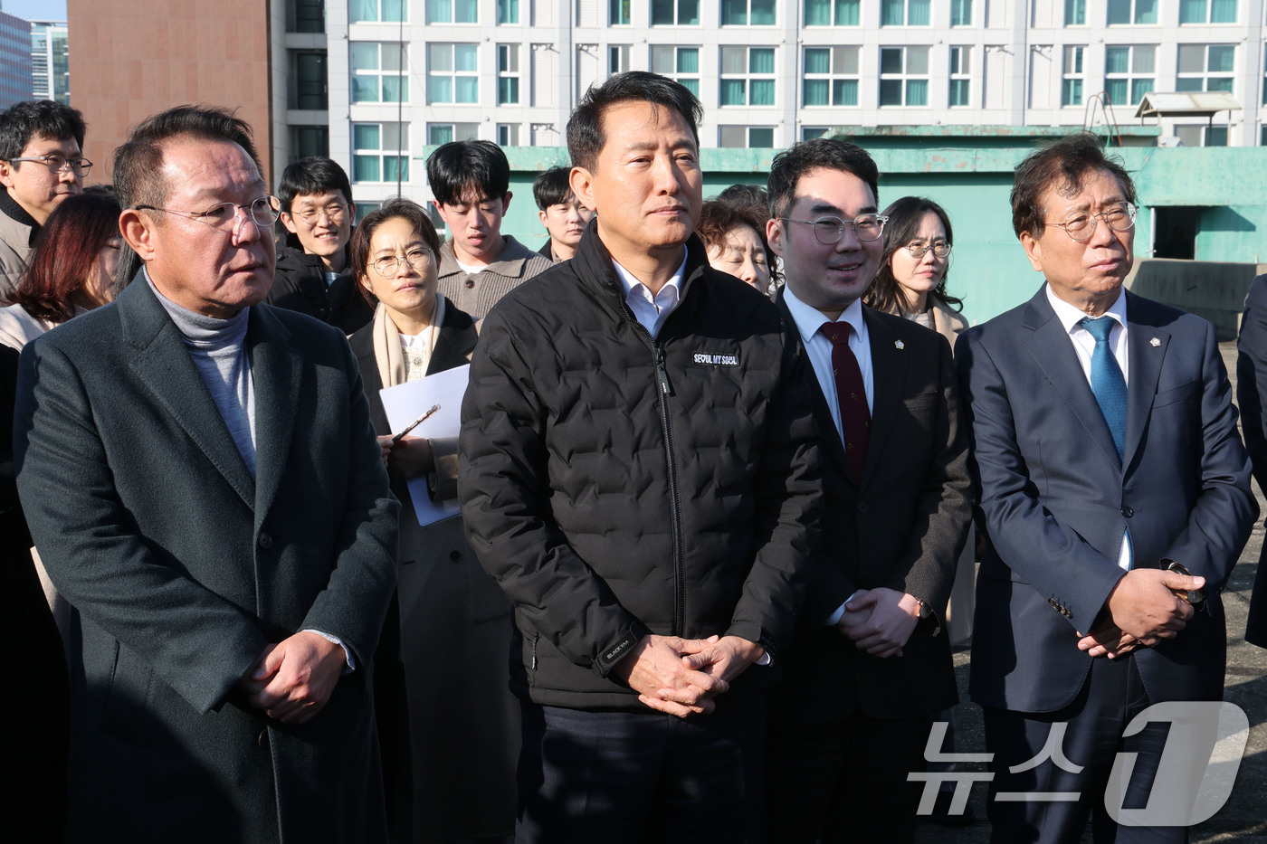 (서울=뉴스1) 이광호 기자 = 오세훈 서울시장이 11일 오후 서울 금천구 G밸리 국가산업단지 내 특별계획구역 민간개발부지인 교학사 부지를 방문해 관계자의 설명을 듣고 있다.  2 …