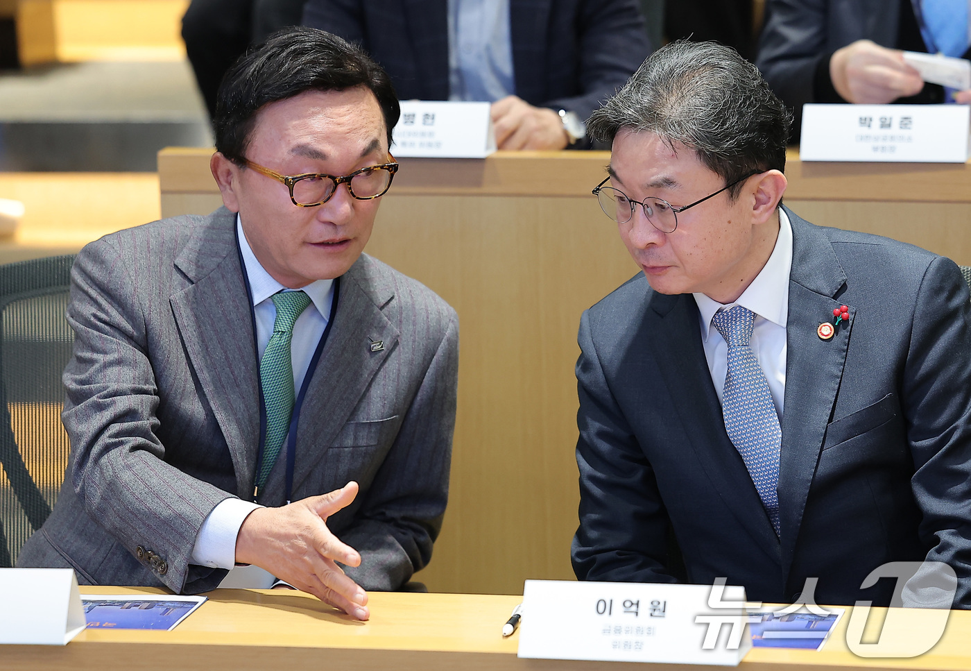 (서울=뉴스1) 김성진 기자 = 이억원 금융위원장(오른쪽)과 박현주 미래에셋 회장이 11일 서울 여의도 산업은행 본점에서 열린 국민성장펀드 출범식에서 대화하고 있다. 2025.12 …