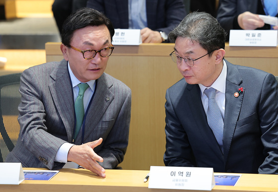 대화하는 이억원 금융위원장·박현주 미래에셋 회장