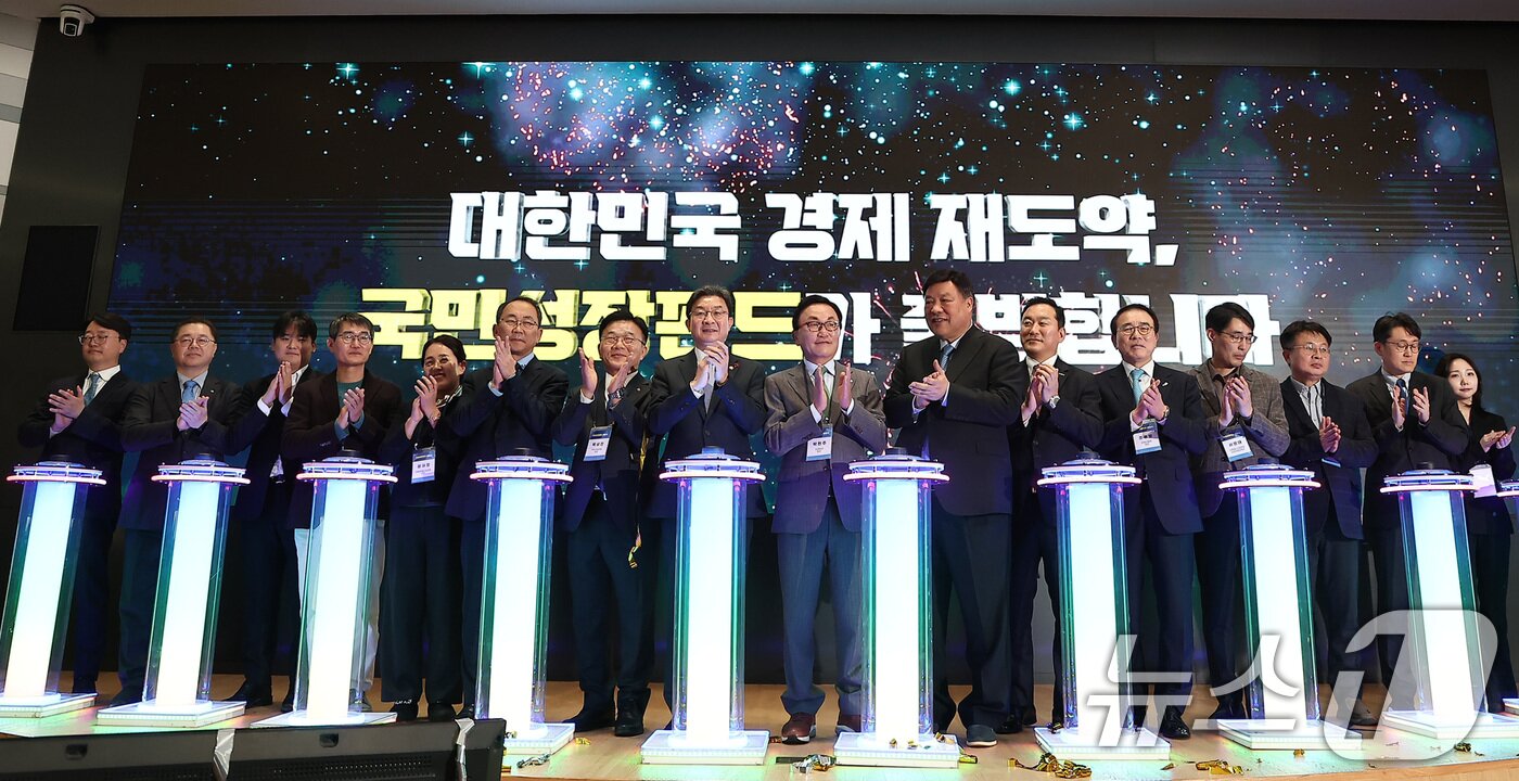 본문 이미지 - 이억원 금융위원장, 박현주 미래에셋 회장, 서정진 셀트리온그룹 회장 등 참석자들이 11일 서울 여의도 산업은행 본점에서 열린 국민성장펀드 출범식에서 기념촬영을 하고 있다. 2025.12.11 ⓒ 뉴스1 김성진 기자