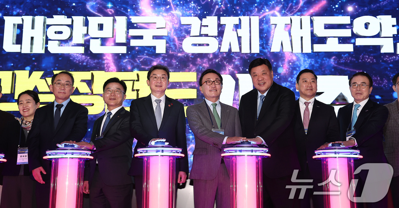 (서울=뉴스1) 김성진 기자 = 박상진 산업은행 회장(왼쪽 세 번째부터), 이억원 금융위원장, 박현주 미래에셋 회장, 서정진 셀트리온그룹 회장 등 참석자들이 11일 서울 여의도 산 …