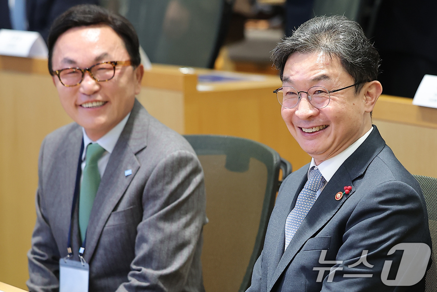 (서울=뉴스1) 김성진 기자 = 이억원 금융위원장(오른쪽)과 박현주 미래에셋 회장이 11일 서울 여의도 산업은행 본점에서 열린 국민성장펀드 출범식에서 미소 짓고 있다. 2025.1 …