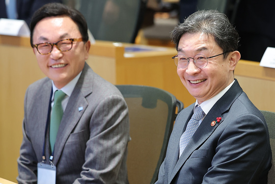 미소 짓는 이억원 위원장·박현주 회장