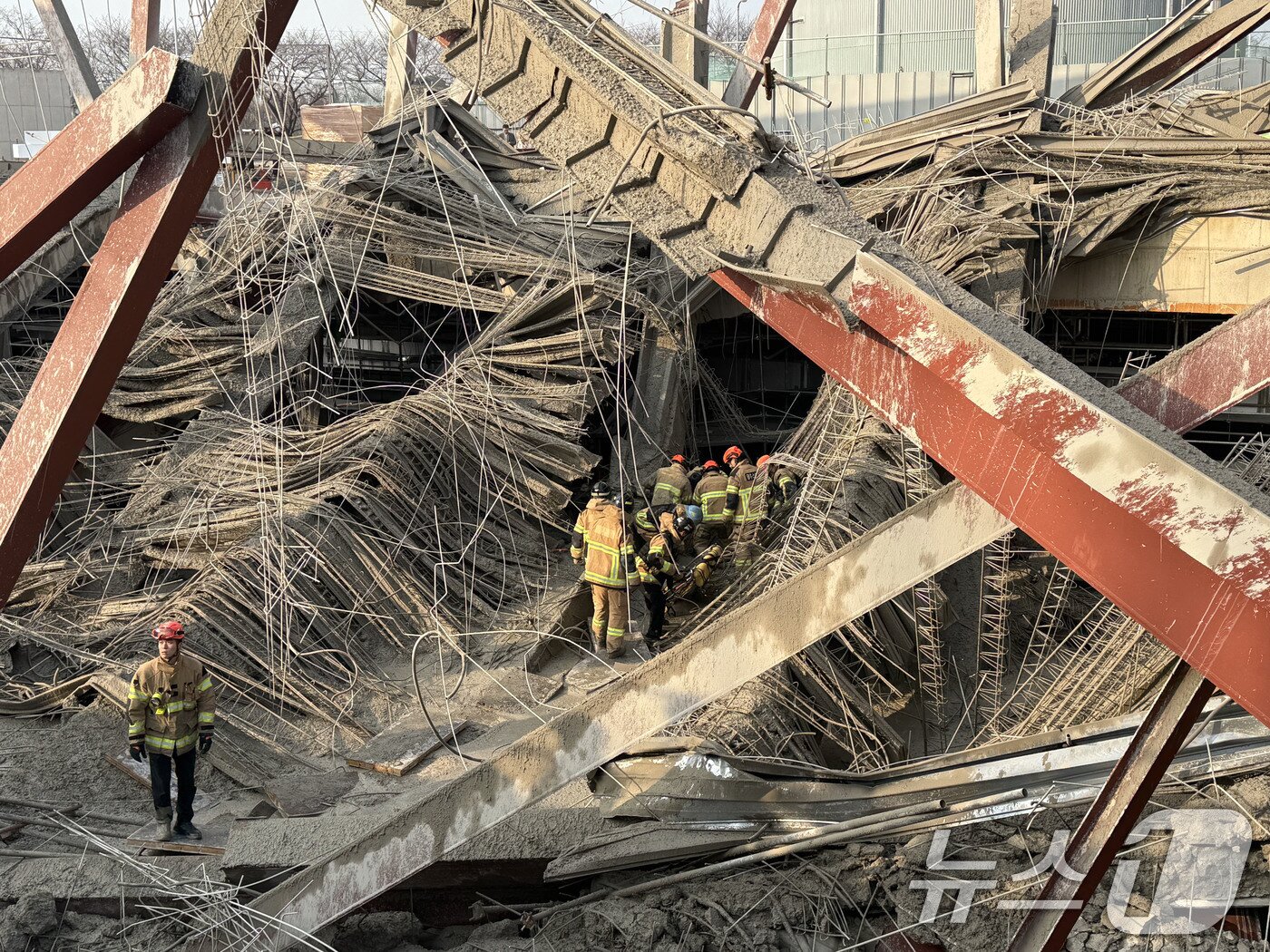 본문 이미지 - 11일 오후 1시 58분쯤 광주 서구 치평동&#40;상무지구&#41;의 광주대표도서관 공사 현장에서 레미콘 타설 중 붕괴 사고가 발생해 4명이&#40;추정&#41; 매몰, 소방당국이 구조작업을 하고 있다. 2025.12.11/뉴스1 ⓒ News1 김태성 기자