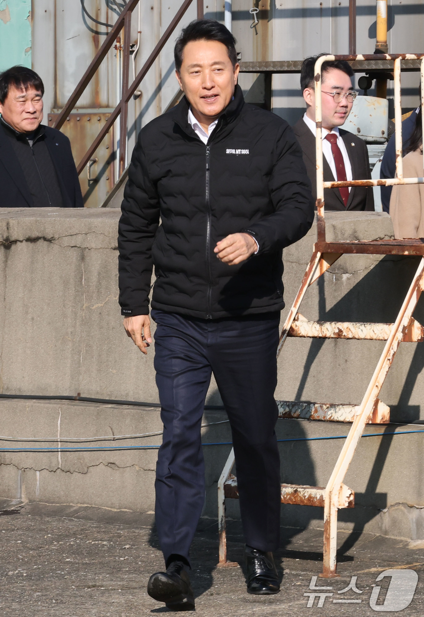 (서울=뉴스1) 이광호 기자 = 오세훈 서울시장이 11일 오후 서울 금천구 G밸리 국가산업단지 내 특별계획구역 민간개발부지인 교학사 부지를 방문하고 있다. 2025.12.11/뉴스 …