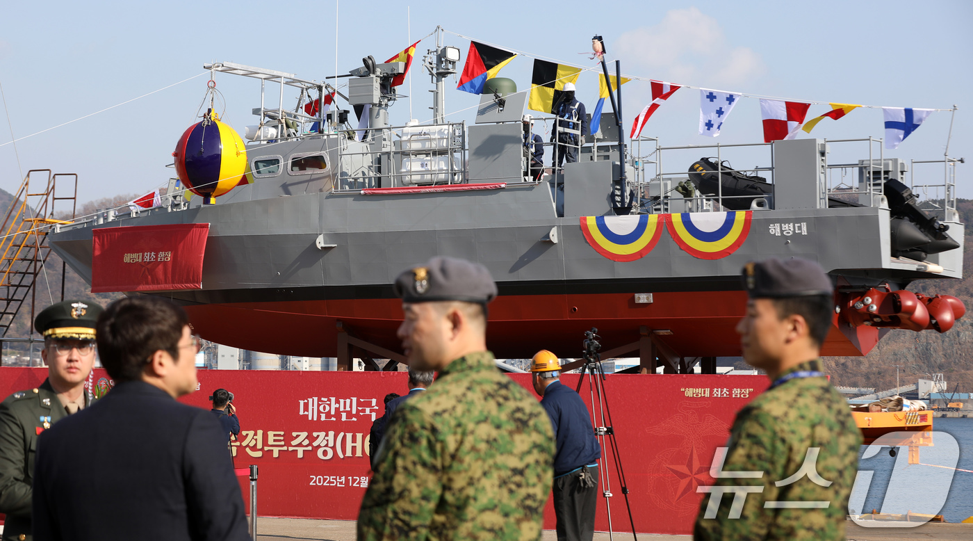(부산=뉴스1) 윤일지 기자 = 11일 부산 사하구 강남조선소에서 해병대 고속전투주정 선도함 '청새치'(HCB-001) 진수식이 열렸다. 사진은 '청새치' 모습.해병대에 최초로 도 …