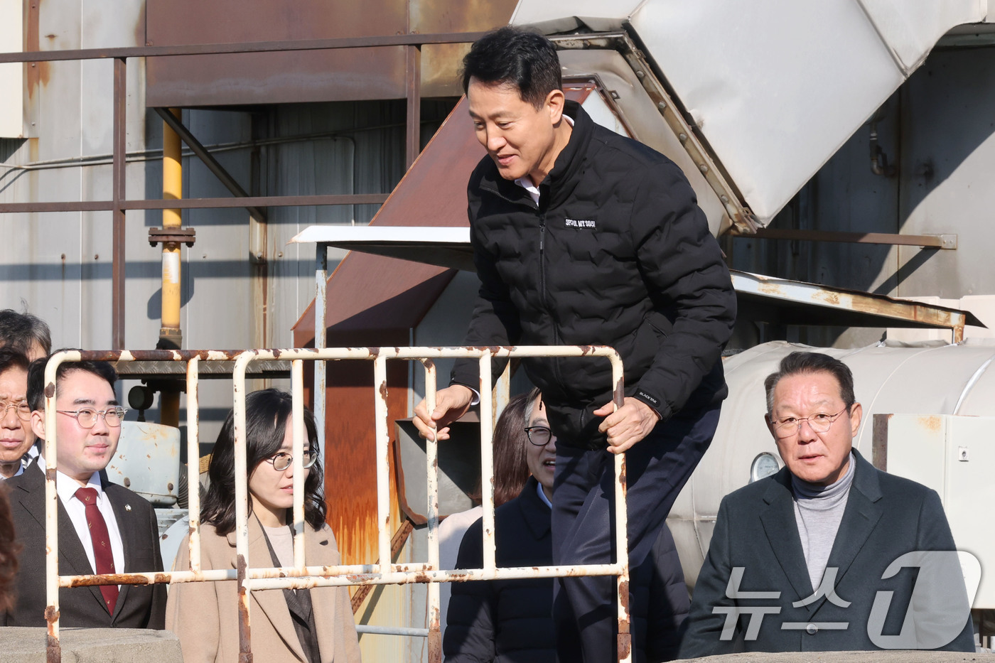 (서울=뉴스1) 이광호 기자 = 오세훈 서울시장이 11일 오후 서울 금천구 G밸리 국가산업단지 내 특별계획구역 민간개발부지인 교학사 부지를 방문하고 있다. 2025.12.11/뉴스 …