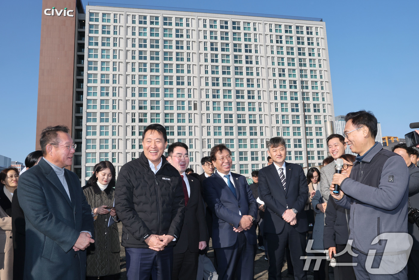 (서울=뉴스1) 이광호 기자 = 오세훈 서울시장이 11일 오후 서울 금천구 G밸리 국가산업단지 내 특별계획구역 민간개발부지인 교학사 부지를 방문해 관계자의 설명을 듣고 있다.  2 …