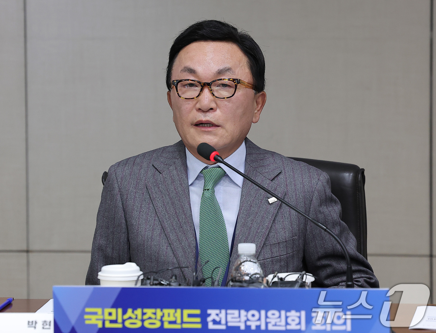 (서울=뉴스1) 김성진 기자 = 박현주 미래에셋 회장이 11일 서울 여의도 산업은행 본점에서 열린 국민성장펀드 전략위원회 회의에서 모두발언을 하고 있다. 2025.12.11/뉴스1 …