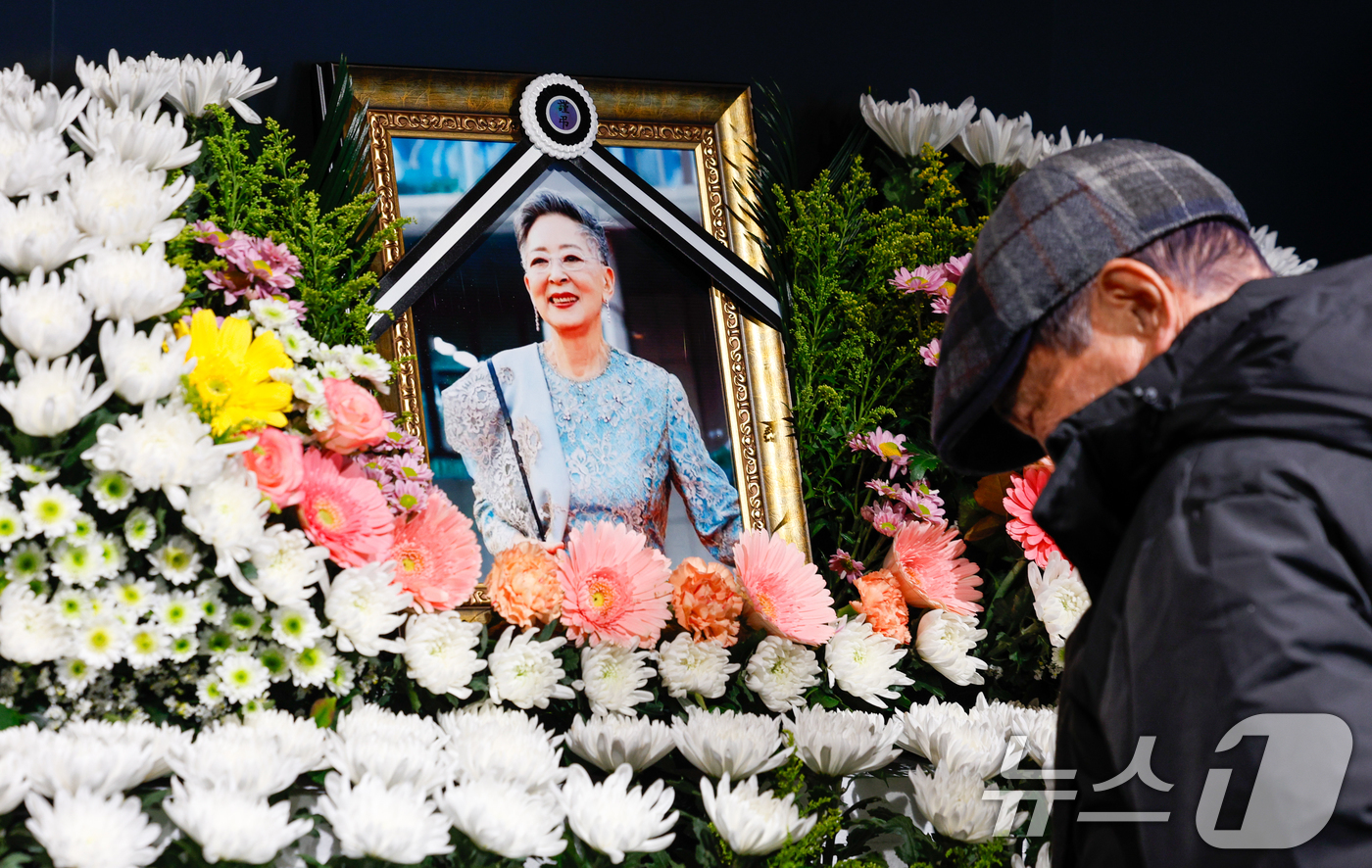 (서울=뉴스1) 안은나 기자 = 11일 오후 서울 중구 충무로 서울영화센터에 마련된 원로 배우 고(故) 김지미(본명 김명자) 추모 공간을 찾은 시민이 슬픔에 잠겨 있다. 2025. …