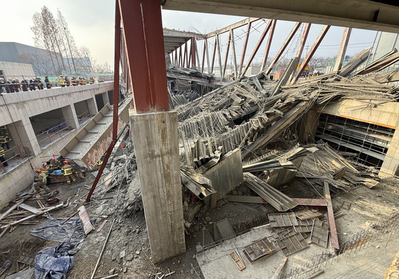 [속보] 광주 도서관 붕괴현장서 구조자 1명 앰뷸런스 이송