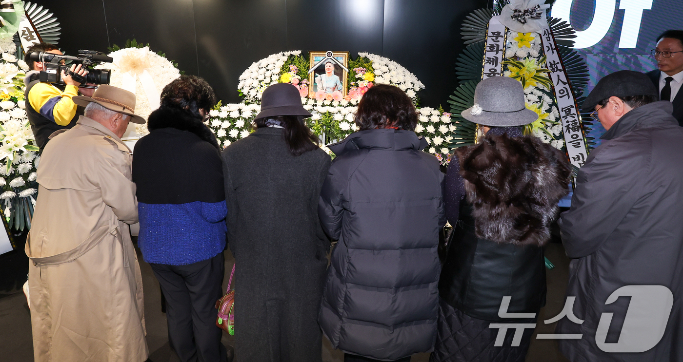 (서울=뉴스1) 안은나 기자 = 11일 오후 서울 중구 충무로 서울영화센터에 마련된 원로 배우 고(故) 김지미(본명 김명자) 추모 공간을 찾은 시민들이 조문을 하고 있다. 2025 …