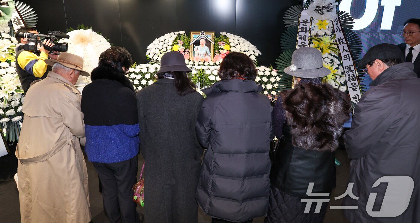 본문 이미지 - 11일 오후 서울 중구 충무로 서울영화센터에 마련된 원로 배우 고&#40;故&#41; 김지미&#40;본명 김명자&#41; 추모 공간을 찾은 시민들이 조문을 하고 있다. 2025.12.11/뉴스1 ⓒ News1 안은나 기자
