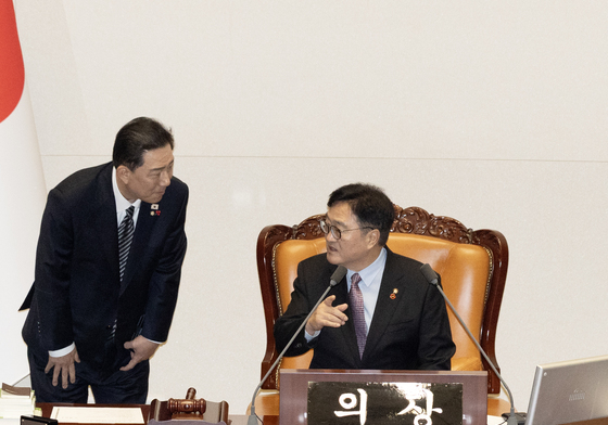의장석에서 대화 나누는 김병기 원내대표와 우원식 의장