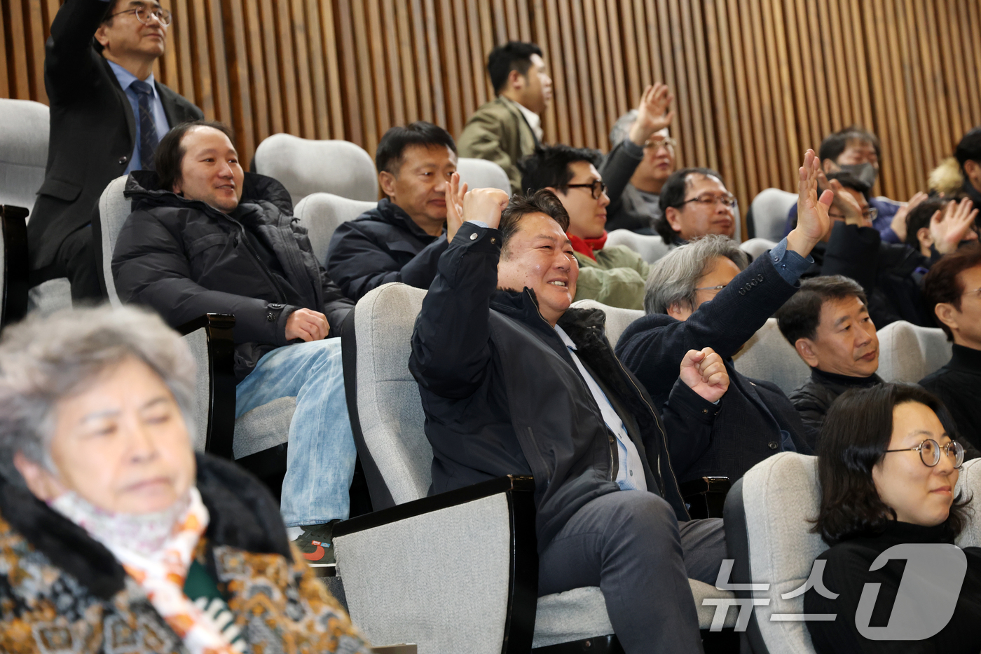 (서울=뉴스1) 이승배 기자 = 11일 서울 여의도 국회에서 열린 제430회국회(임시회) 1차 본회의에서 가맹사업거래의 공정화에 관한 법률 일부개정법률안이 찬성 238표로 통과되자 …