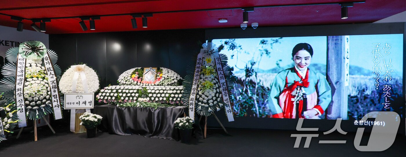 본문 이미지 - 11일 오후 서울 중구 충무로 서울영화센터에 원로 배우 고&#40;故&#41; 김지미&#40;본명 김명자&#41; 추모 공간이 마련돼 있다. 2025.12.11/뉴스1 ⓒ News1 안은나 기자