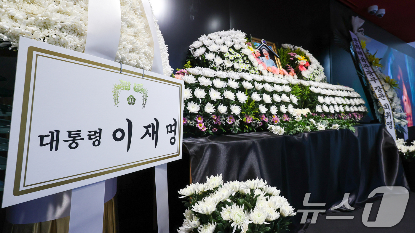 (서울=뉴스1) 안은나 기자 = 11일 오후 서울 중구 충무로 서울영화센터에 마련된 원로 배우 고(故) 김지미(본명 김명자) 추모 공간에 이재명 대통령과 최휘영 문화체육관광부 장관 …