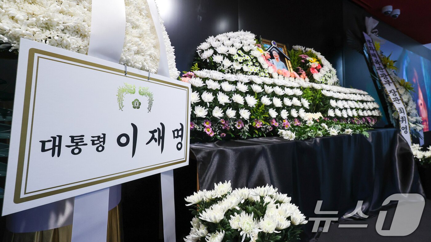 본문 이미지 - 11일 오후 서울 중구 충무로 서울영화센터에 마련된 원로 배우 고&#40;故&#41; 김지미&#40;본명 김명자&#41; 추모 공간에 이재명 대통령과 최휘영 문화체육관광부 장관이 보낸 조화가 놓여 있다. 2025.12.11/뉴스1 ⓒ News1 안은나 기자