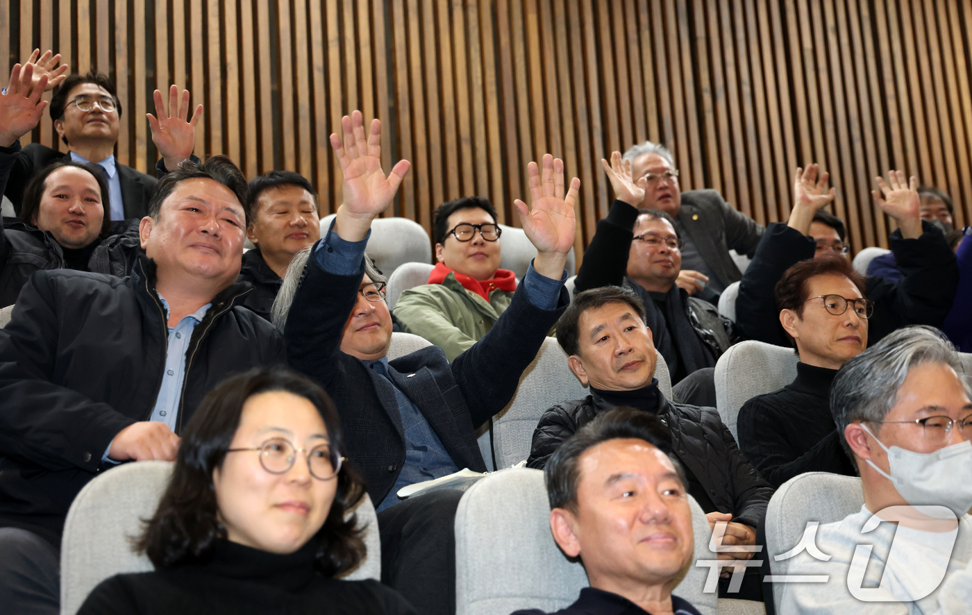 (서울=뉴스1) 이승배 기자 = 11일 서울 여의도 국회에서 열린 제430회국회(임시회) 1차 본회의에서 가맹사업거래의 공정화에 관한 법률 일부개정법률안이 찬성 238표로 통과되자 …