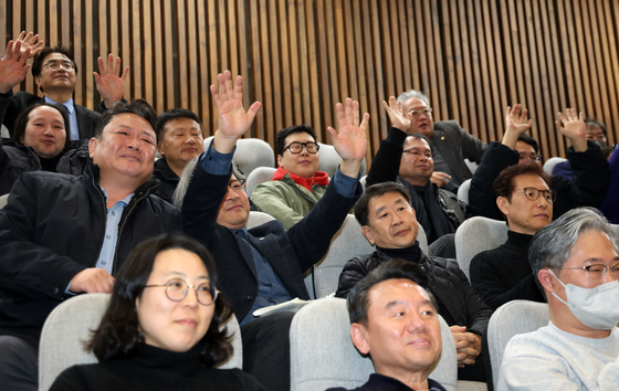 기뻐하는 가맹점주들