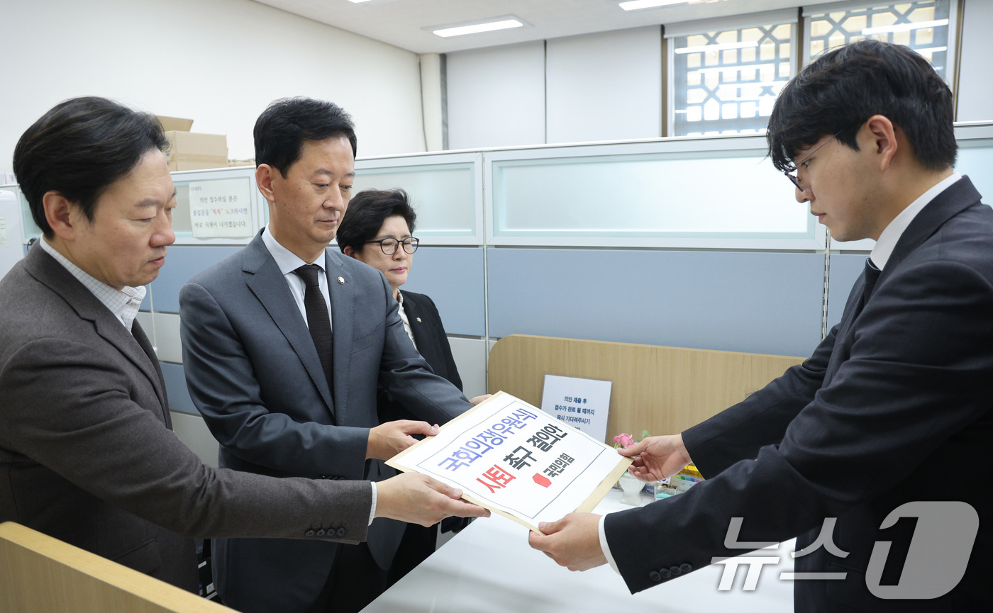 (서울=뉴스1) 신웅수 기자 = 최은석 국민의힘 원내수석대변인이 11일 서울 여의도 국회 의안과에 우원식 국회의장 사퇴 촉구 결의안을 제출하고 있다. 2025.12.11/뉴스1