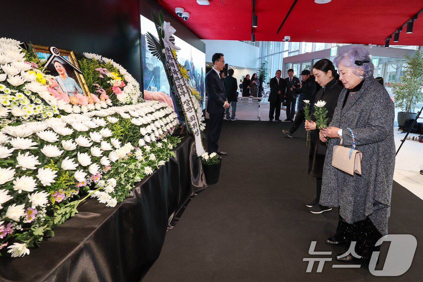 본문 이미지 - 배우 정혜선, 김보연이 11일 오후 서울 중구 충무로 서울영화센터에 마련된 원로 배우 고&#40;故&#41; 김지미&#40;본명 김명자&#41; 추모 공간을 찾아 조문을 하고 있다. 2025.12.11/뉴스1 ⓒ News1 안은나 기자