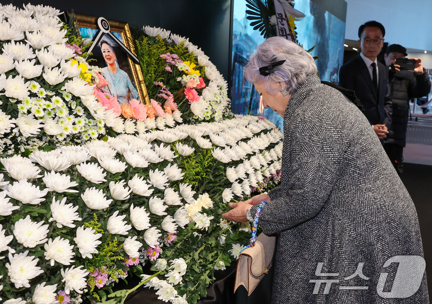 (서울=뉴스1) 안은나 기자 = 배우 정혜선이 11일 오후 서울 중구 충무로 서울영화센터에 마련된 원로 배우 고(故) 김지미(본명 김명자) 추모 공간을 찾아 조문을 하고 있다. 2 …