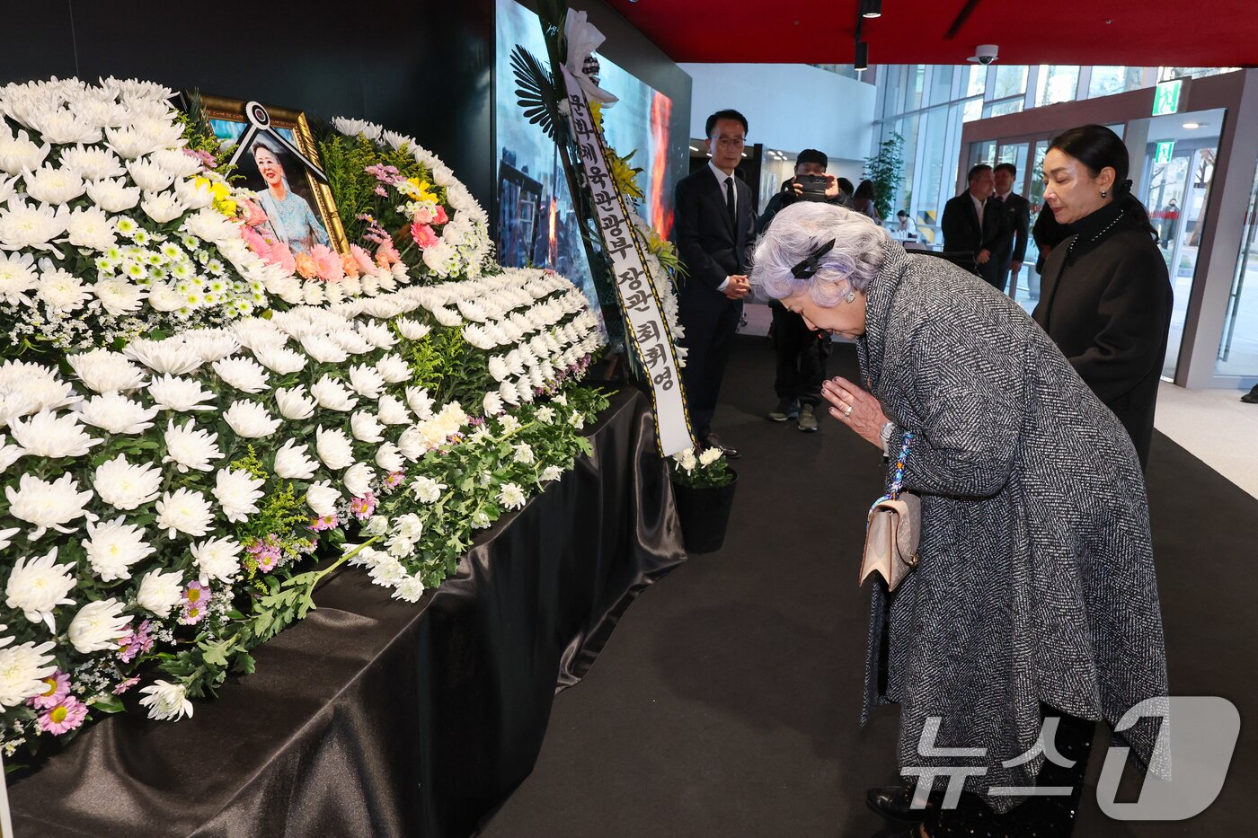 본문 이미지 - 배우 정혜선, 김보연이 11일 오후 서울 중구 충무로 서울영화센터에 마련된 원로 배우 고&#40;故&#41; 김지미&#40;본명 김명자&#41; 추모 공간을 찾아 조문을 하고 있다. 2025.12.11/뉴스1 ⓒ News1 안은나 기자