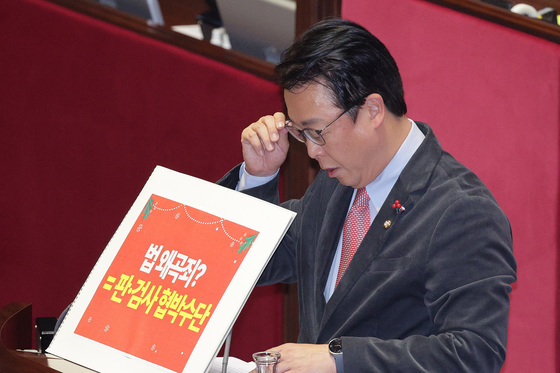 안경 고쳐쓰는 곽규택