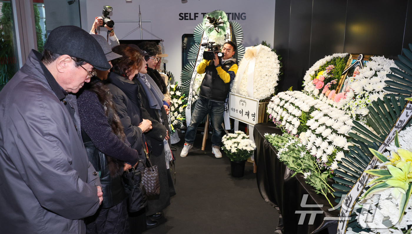 (서울=뉴스1) 안은나 기자 = 11일 오후 서울 중구 충무로 서울영화센터에 마련된 원로 배우 고(故) 김지미(본명 김명자) 추모 공간을 찾은 시민들이 조문을 하고 있다. 2025 …