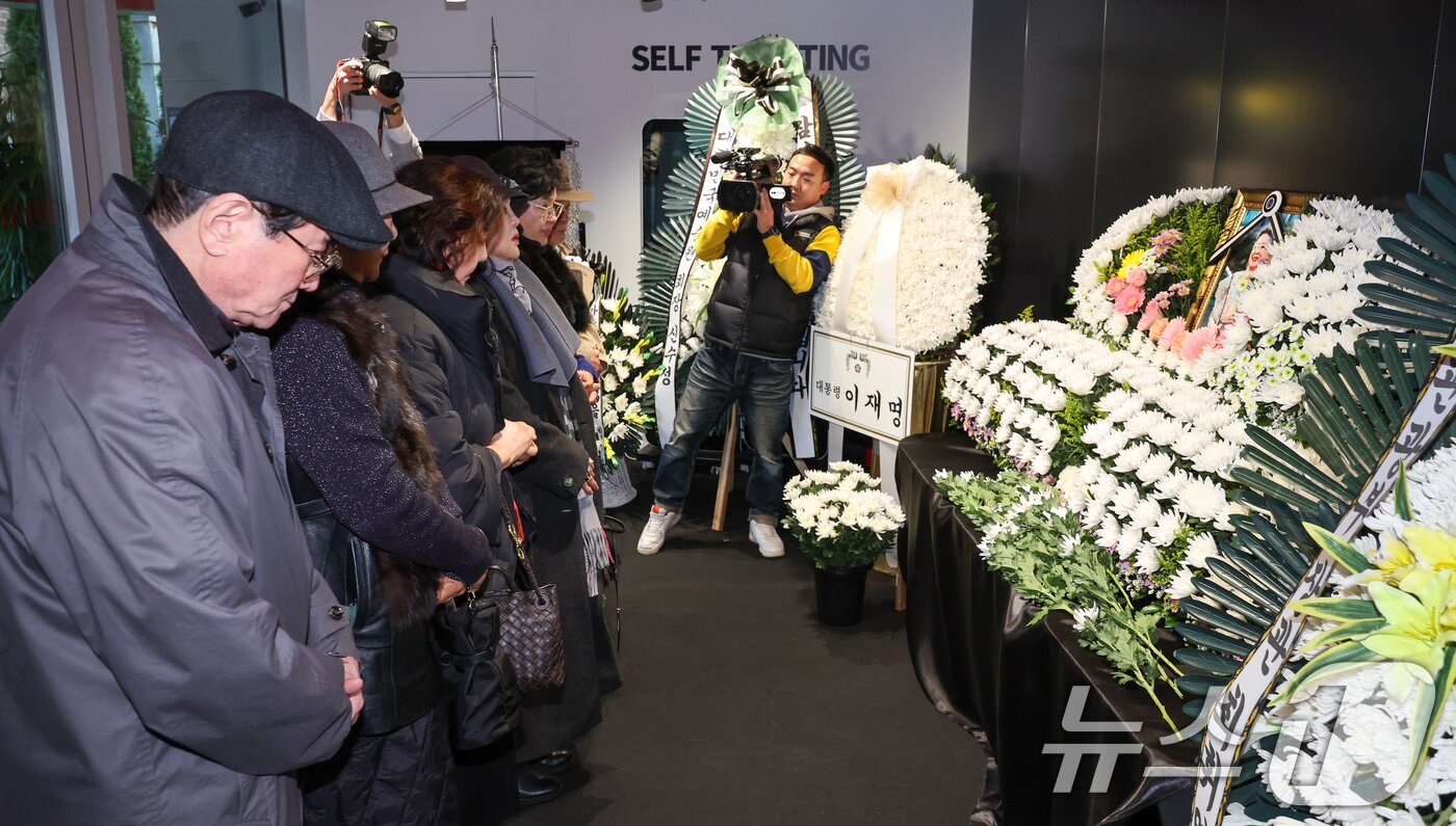 본문 이미지 - 11일 오후 서울 중구 충무로 서울영화센터에 마련된 원로 배우 고&#40;故&#41; 김지미&#40;본명 김명자&#41; 추모 공간을 찾은 시민들이 조문을 하고 있다. 2025.12.11/뉴스1 ⓒ News1 안은나 기자