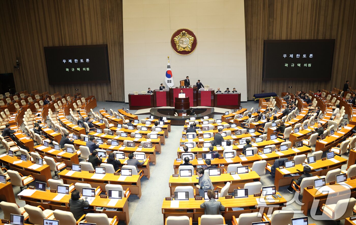 본문 이미지 - 곽규택 국민의힘 의원이 11일 서울 여의도 국회에서 열린 제430회국회&#40;임시회&#41; 1차 본회의에서 형사소송법 일부개정법률안&#40;대안&#41;에 대한 무제한 토론&#40;필리버스터&#41;을 하고 있다. 2025.12.11/뉴스1 ⓒ News1 이승배 기자