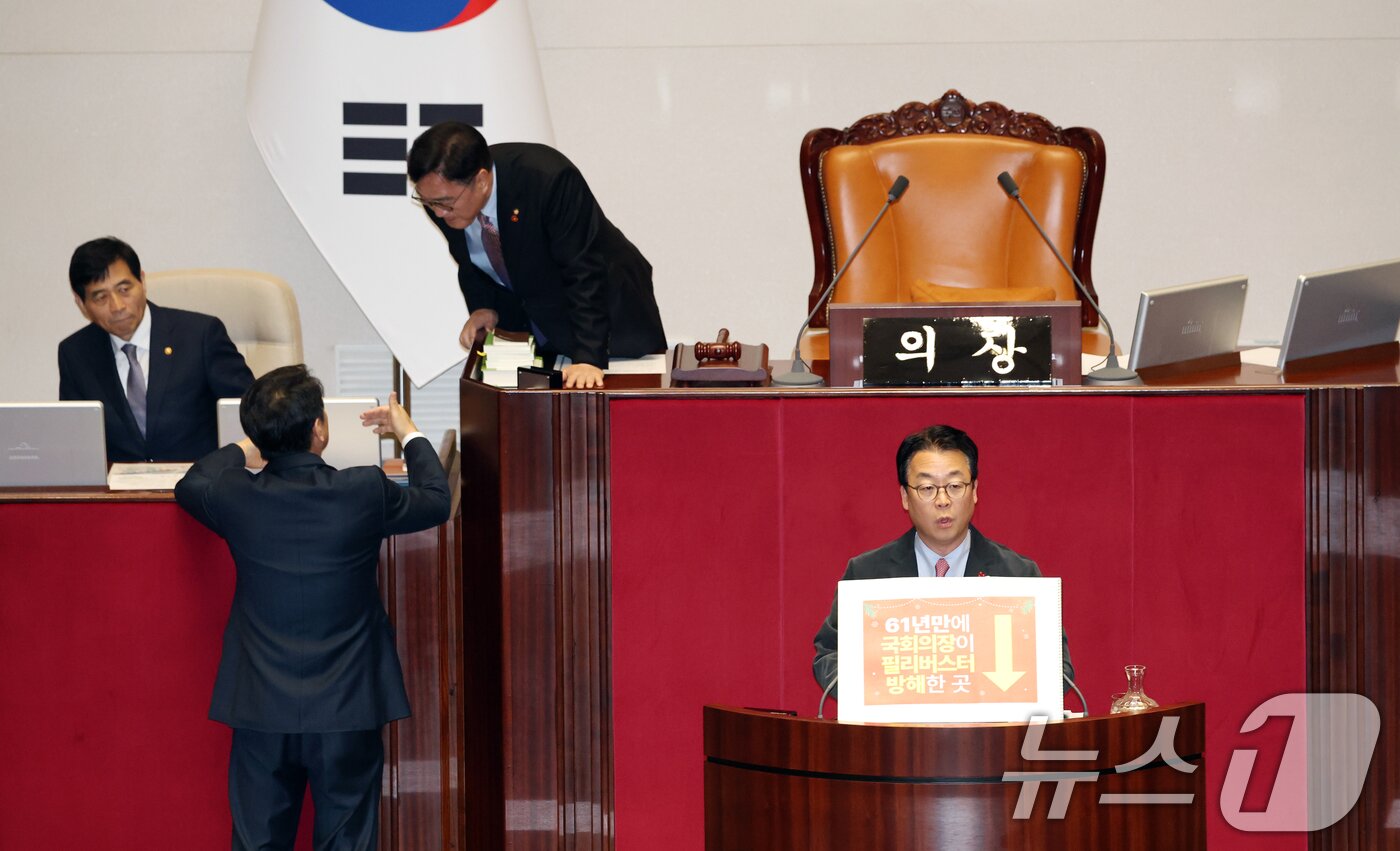 본문 이미지 - 곽규택 국민의힘 의원이 11일 서울 여의도 국회에서 열린 제430회국회&#40;임시회&#41; 1차 본회의에서 형사소송법 일부개정법률안&#40;대안&#41;에 대한 무제한 토론&#40;필리버스터&#41;을 하고 있다. 2025.12.11/뉴스1 ⓒ News1 이승배 기자