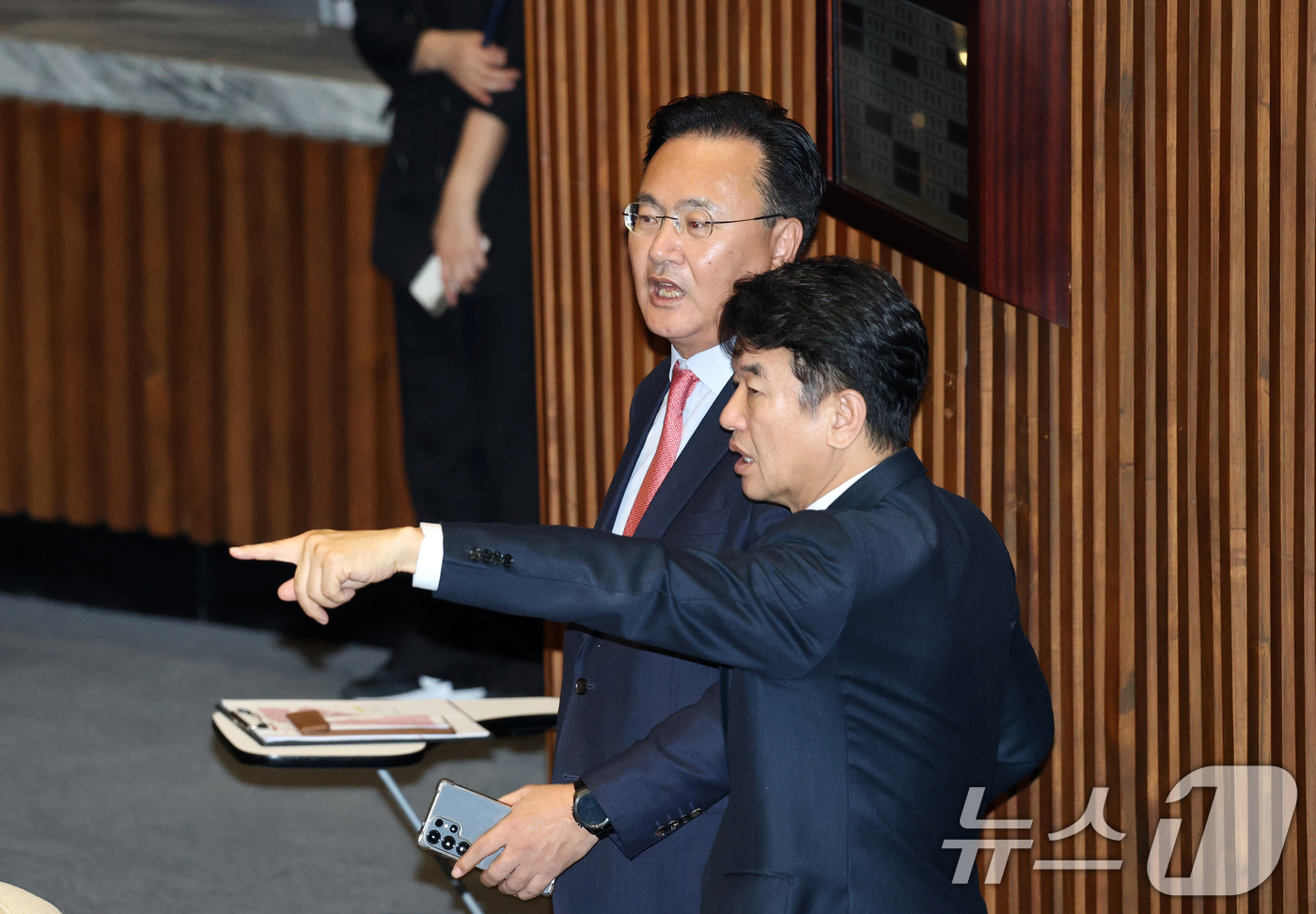 (서울=뉴스1) 이승배 기자 = 11일 서울 여의도 국회에서 열린 제430회국회(임시회) 1차 본회의에서 문진석 더불어민주당 원내수석과 유상범 국민의힘 원내수석이 대화하고 있다. …