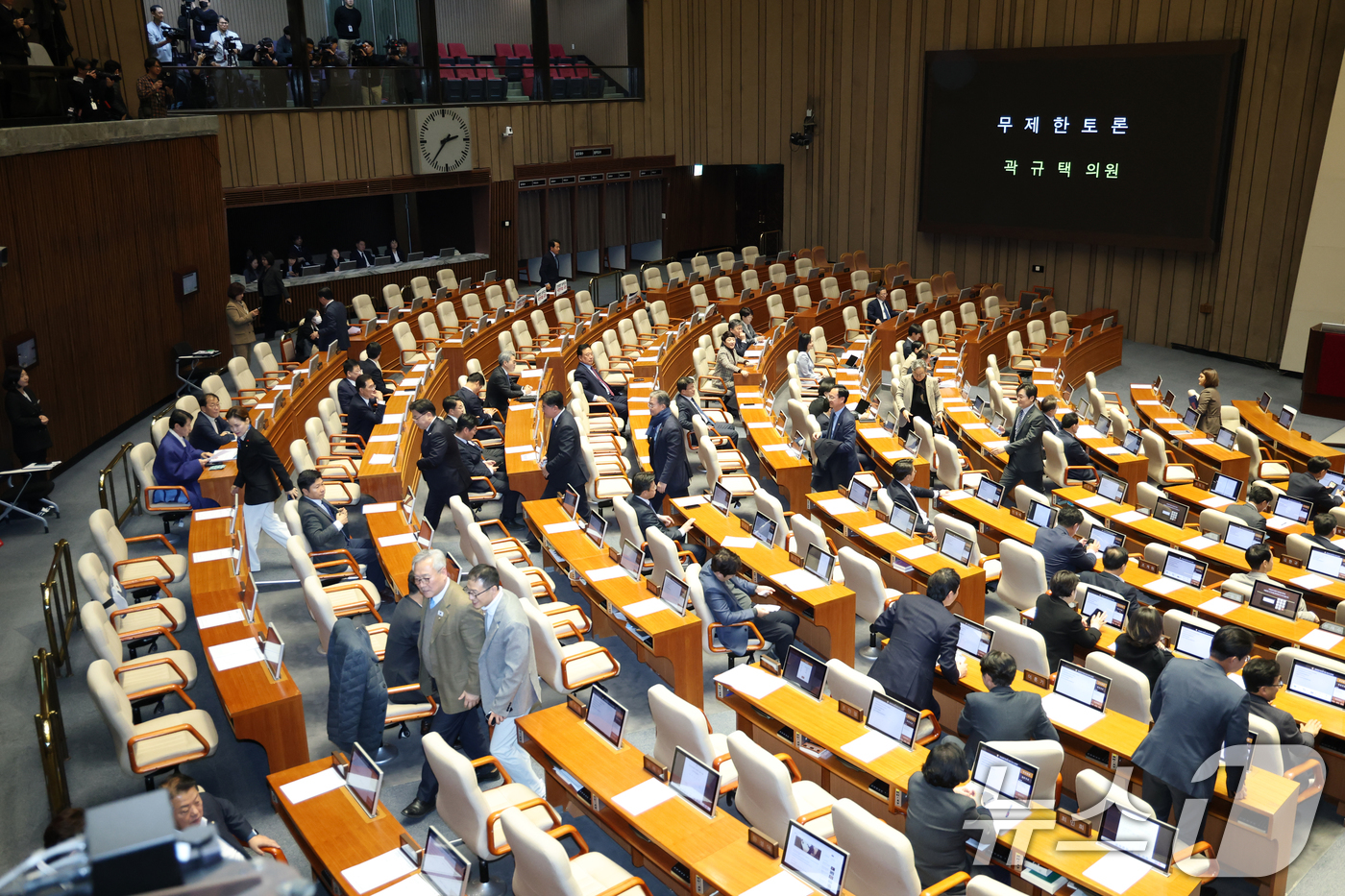 (서울=뉴스1) 이승배 기자 = 곽규택 국민의힘 의원이 11일 서울 여의도 국회에서 열린 제430회국회(임시회) 1차 본회의에서 형사소송법 일부개정법률안(대안)에 대한 무제한 토론 …