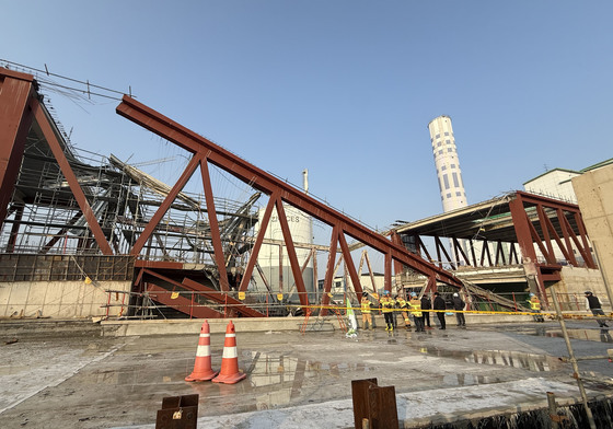 [속보] 소방서장 "옥상 지지대 없었다…매몰자 2명 위치 파악 안 돼"